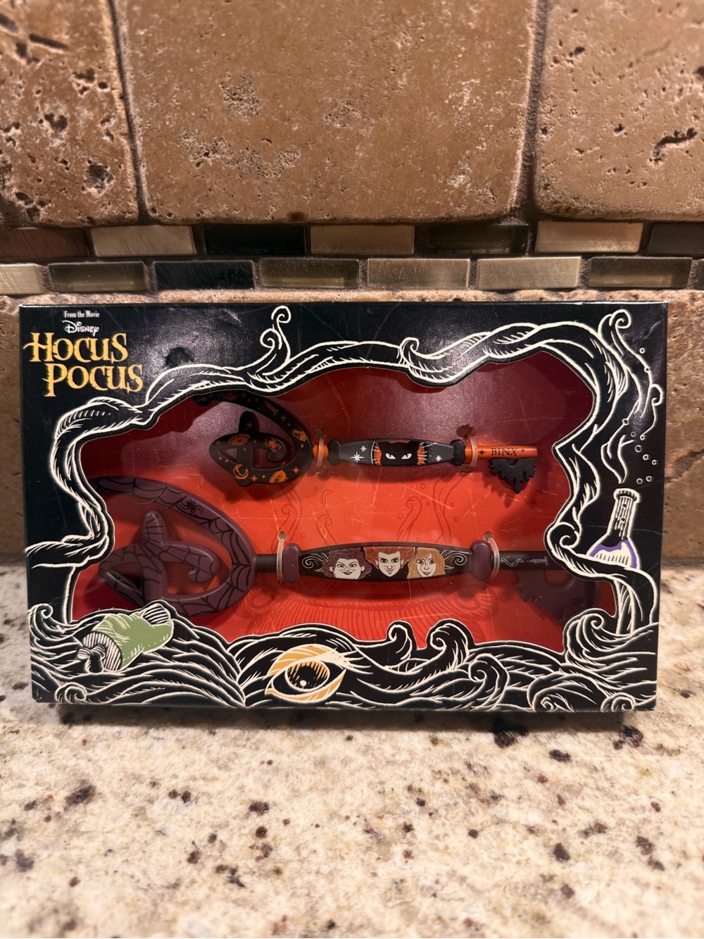 Disney Hocus Pocus Key Set New In Box - Picture 2 of 5